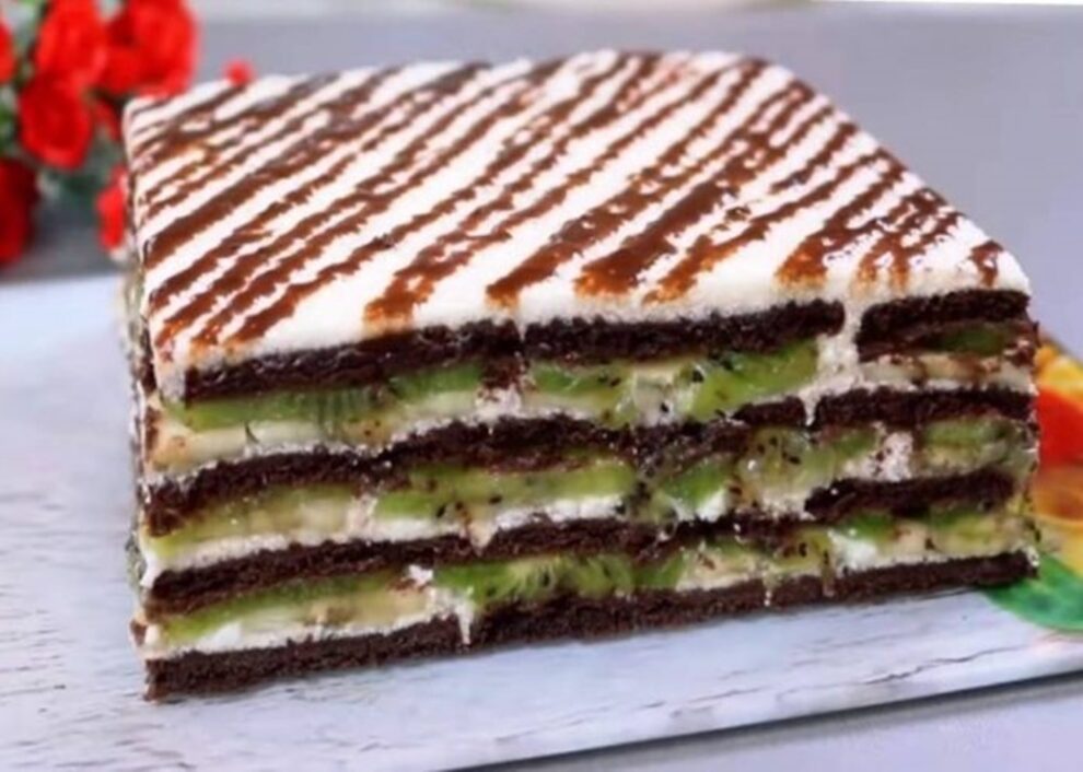 Tort De Biscui I Cu Frisca Mousse De Kiwi I Banane Cu Glazura De