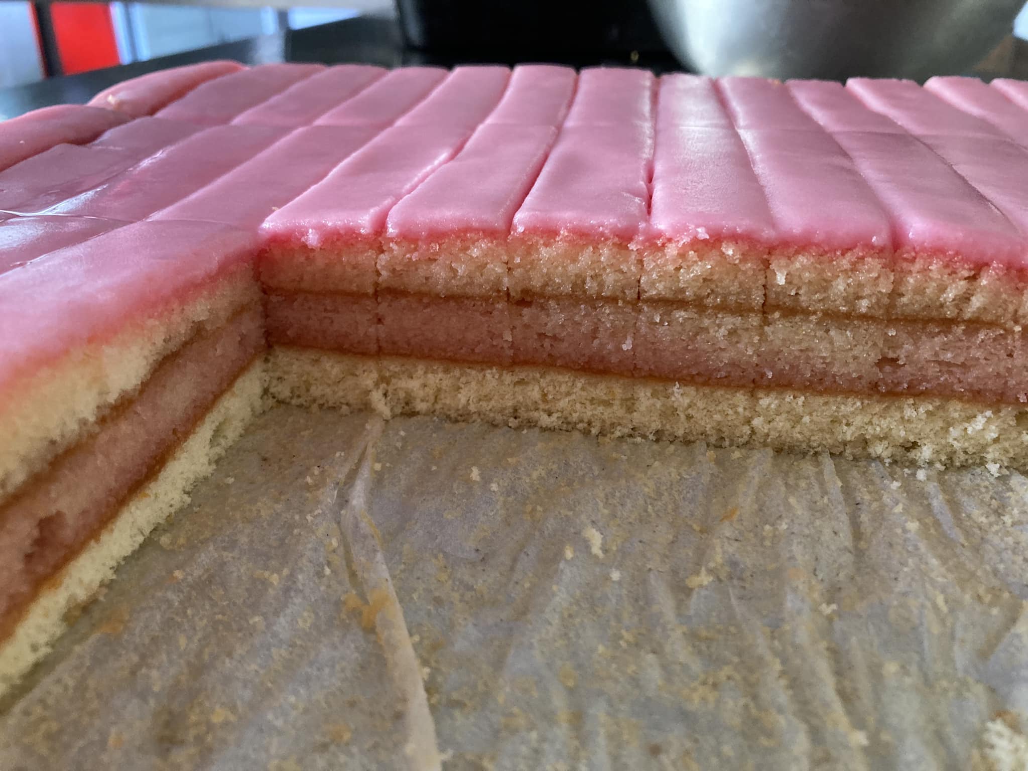 Prăjitură cu gem de căpșuni și blaturi pufoase: un desert foarte ușor de făcut!